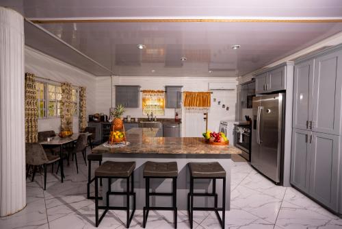 Modern Island Getaway In St Lucia, 5 min from Airport, Beach, Shopping in Вьйо-Фор
