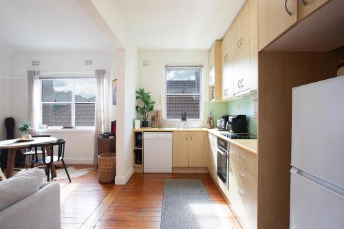 Stylish 2BR Apartment Opposite Bondi Beach - image 14