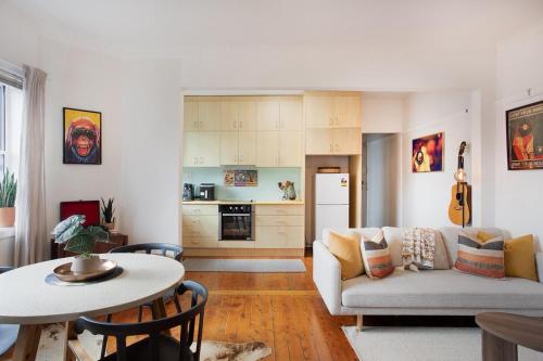 Stylish 2BR Apartment Opposite Bondi Beach - image 10
