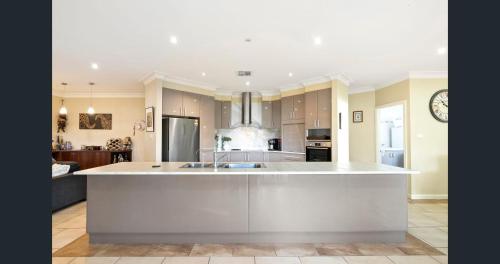 ห้องครัว, The Hillwood Manor - Huge 5BR House Minutes to Jervis Bay & Huskisson in โอลด์เอโรวัลเบย์