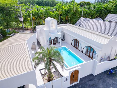 Exterior view of จันทร์ - Private Pool Villa พูลวิลล่าขนอม