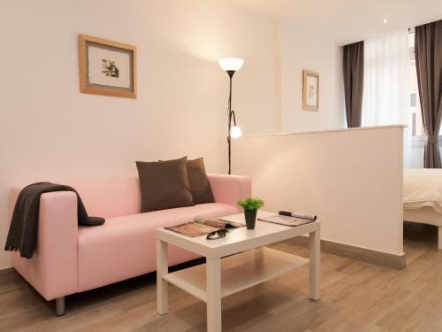 Studio Apartment image 9
