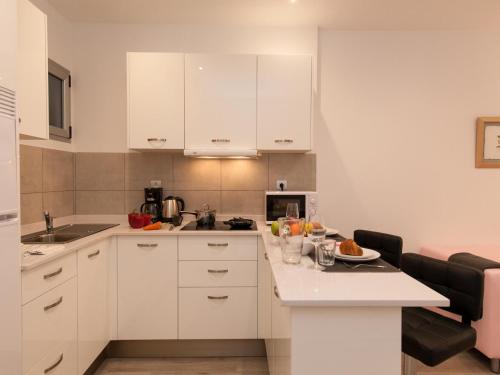 Studio Apartment image 6