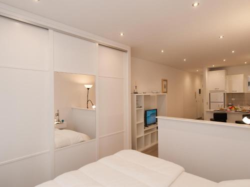 Studio Apartment image 5