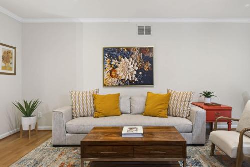 5 bedrooms with 4 Full Bath Fire Pit BBQ and Plush Amen on 1 2 acre in Silver Spring, USA