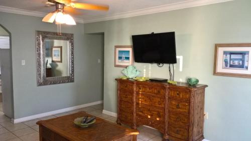One-Bedroom Apartment Fits 4 People image 6