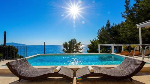 Villa St Martin-Reef - Exclusive Seafront Villa with Private Heated Pool – khách sạn tại Modrusani