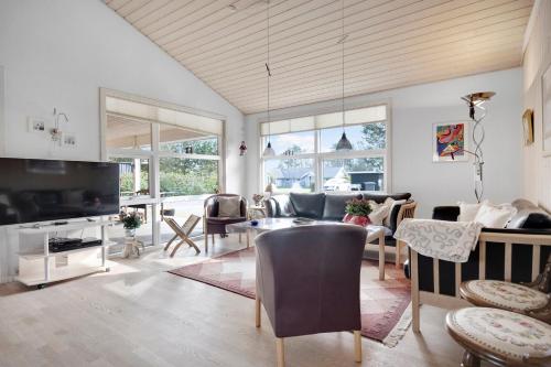 Lovely New Cottage Near Beach Forest And Town - image 2