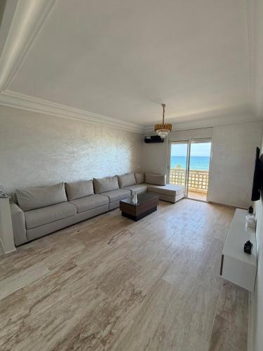 Ocean Boulevard Beachfront apartment 3bd room – khách sạn tại El Akkari