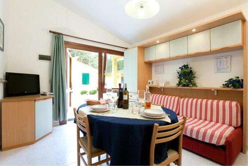 2 bedrooms, 5 beds