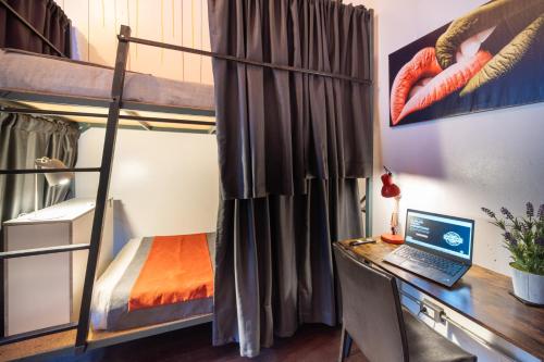 1 queen bed, 2 twin beds