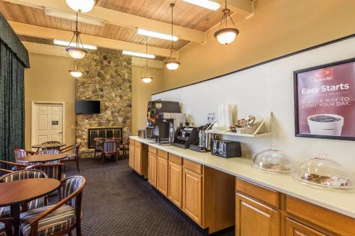 Econo Lodge Thomasville - image 22