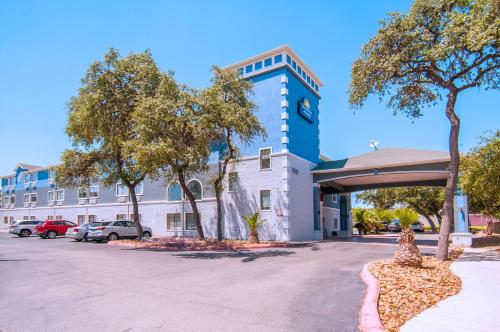 Days Inn & Suites by Wyndham San Antonio North/Stone Oak