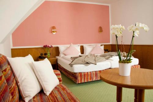 1 queen bed, 1 twin bed