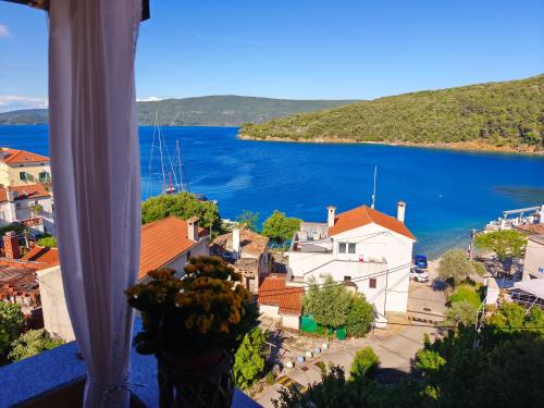 Apartments and rooms Roberto B. in Valun