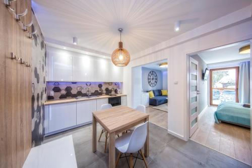 One-Bedroom Apartment with Sofa Bed image 4
