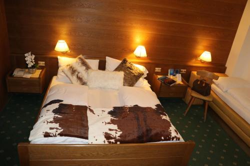 1 queen bed, 1 twin bed, 1 sofa bed
