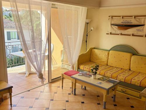 Apartment for 8 by the beach