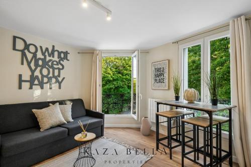 KAZA BELLA - Canal Saint Martin Pieds dans l'eau 2