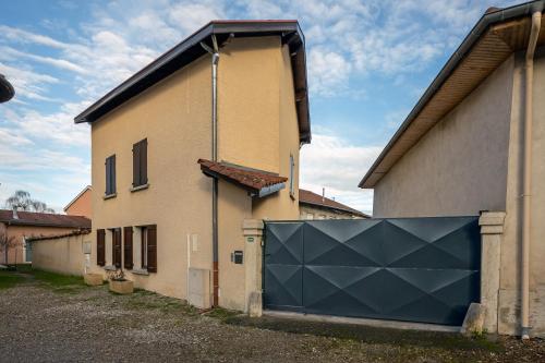 Exterior view, Chez Lulu in Saint-Étienne-de-Saint-Geoirs