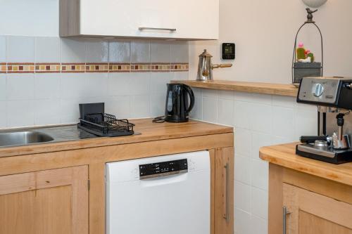 Kitchen, Chez Lulu in Saint-Étienne-de-Saint-Geoirs