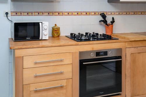 Kitchen, Chez Lulu in Saint-Étienne-de-Saint-Geoirs