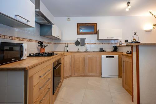 Kitchen, Chez Lulu in Saint-Étienne-de-Saint-Geoirs