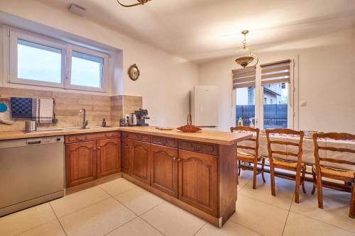 Kitchen, Chez Emile in Saint-Étienne-de-Saint-Geoirs