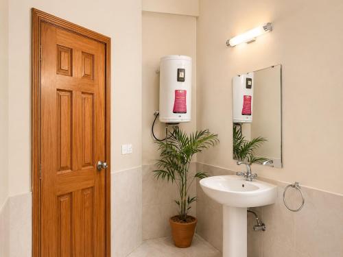 Casa Margalla 3BHK By T2R - Country Club Apartments - image 13