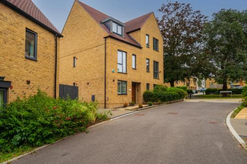 4-Bed in Coulsdon 20 min London 20 min Gatwick London