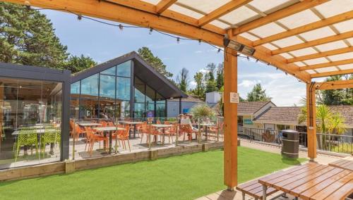 Garden, Newquay - Deluxe 3 bed Lodge Willows Way 47, Newquay Parkdean, Holiday Park in Trebarber