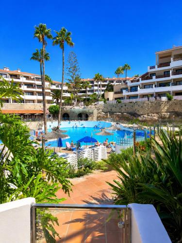 Appartamento Parque Albatros vista piscina e mare