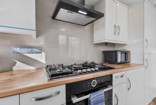 2-Bed Wallington Sleeps 6 Parking Near LGW 
