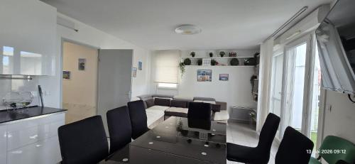 Shared lounge/TV area, Penthouse Toit Terrasse 80M2 Vue Mer in Le Merlan