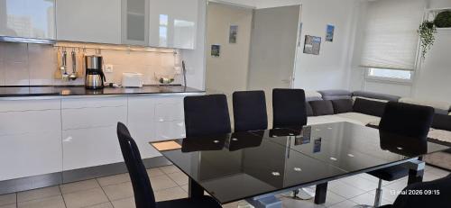 Shared lounge/TV area, Penthouse Toit Terrasse 80M2 Vue Mer in Le Merlan