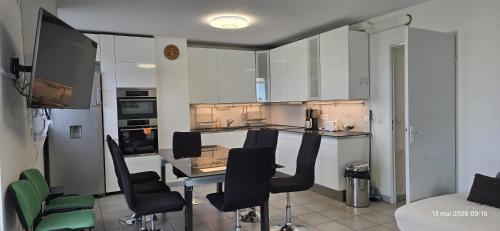Shared lounge/TV area, Penthouse Toit Terrasse 80M2 Vue Mer in Le Merlan