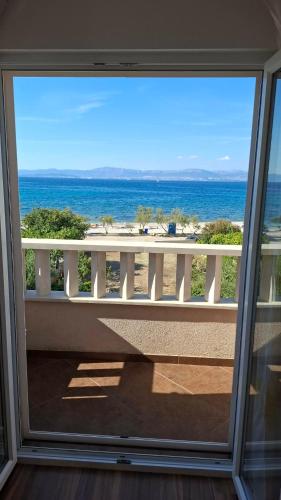 Apartments Zvone,place by the sea – khách sạn tại Mirca