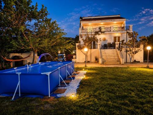 Luxury 6BR Villa, Garden Oasis, near Schinia Beach gîte à louer Ambelón