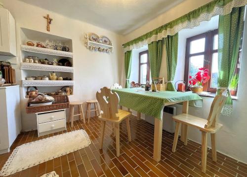 Stylová roubenka u svatého Huberta v Podkrkonoší (Stylova roubenka u svateho Huberta v Podkrkonosi) in Benešov u Semil