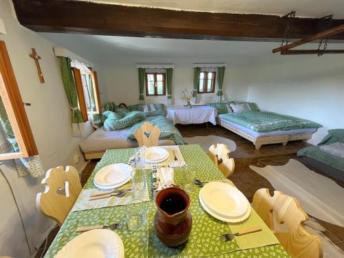Stylová roubenka u svatého Huberta v Podkrkonoší (Stylova roubenka u svateho Huberta v Podkrkonosi) in Benešov u Semil