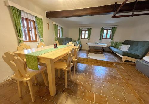 Stylová roubenka u svatého Huberta v Podkrkonoší (Stylova roubenka u svateho Huberta v Podkrkonosi) in Benešov u Semil