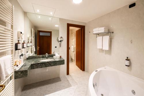 Phi Hotel Cavalieri Room Type - Deluxe Room