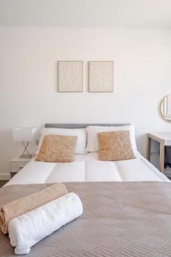 2 Bedroom Penthouse Apartment East London - main image