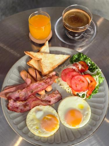 Food and beverages, Samed Town(เสม็ดทาวน์) near Ao Phai