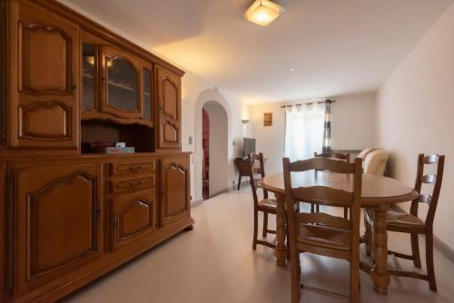 La Maison Familiale -Terrasse & Parking Privé (La Maison Familiale -Terrasse & Parking Prive) in Берзе-ла-Віль