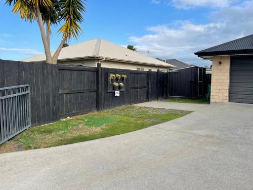 Brookfield Breakaway -2 bedrooms in house in Matua