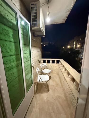 Prime Location! Bright Flat near University St - image 2