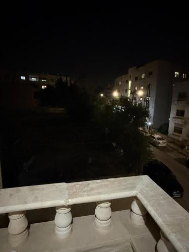 Prime Location! Bright Flat near University St - image 5