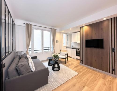 Champs-Elysées - Prestige apartment with lift avenue Matignon