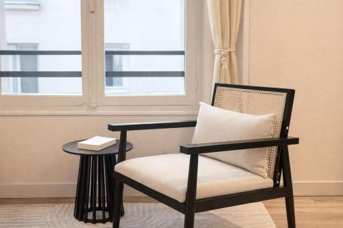 Champs-Elysées - Prestige apartment with lift avenue Matignon - image 7